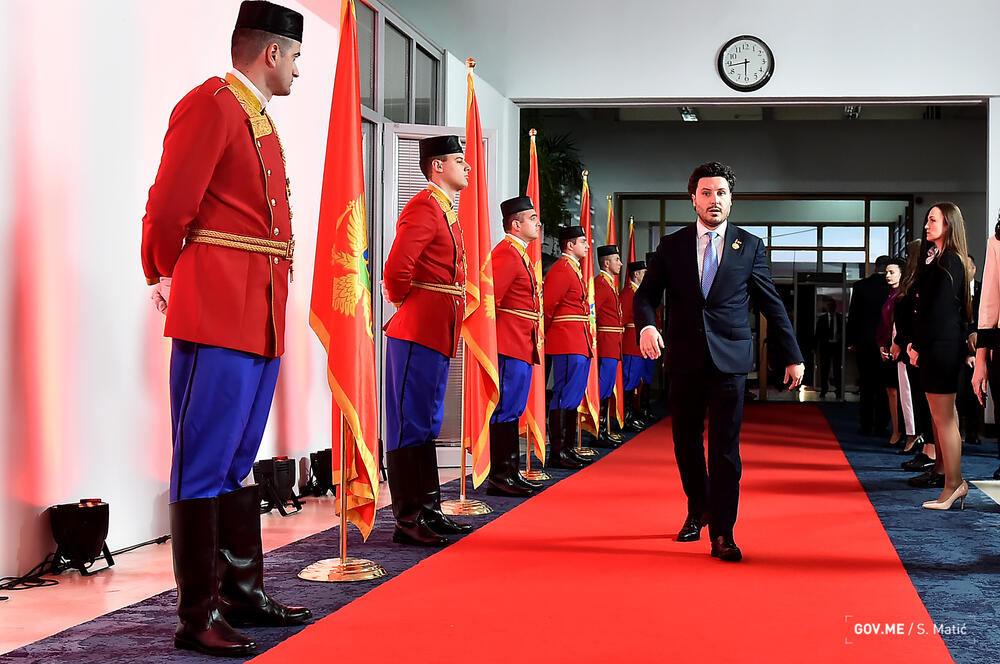 <p>Prisustvovali su predstavnici diplomatskog kora, najviši državni funkcioneri, ministri, predstavnici sudske, zakonodavne i izvršne vlasti, biznis zajednice, NVO sektora, medija, vjerskih organizacija i političkih partija</p>