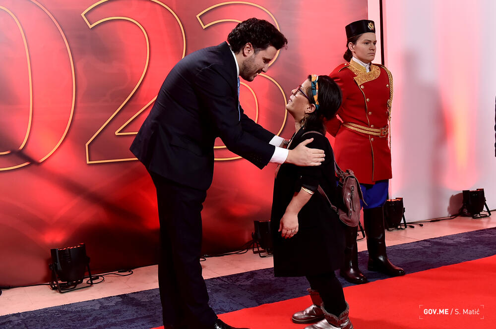 <p>Prisustvovali su predstavnici diplomatskog kora, najviši državni funkcioneri, ministri, predstavnici sudske, zakonodavne i izvršne vlasti, biznis zajednice, NVO sektora, medija, vjerskih organizacija i političkih partija</p>