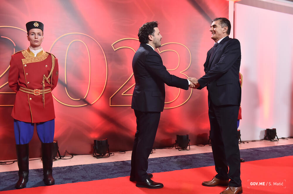 <p>Prisustvovali su predstavnici diplomatskog kora, najviši državni funkcioneri, ministri, predstavnici sudske, zakonodavne i izvršne vlasti, biznis zajednice, NVO sektora, medija, vjerskih organizacija i političkih partija</p>