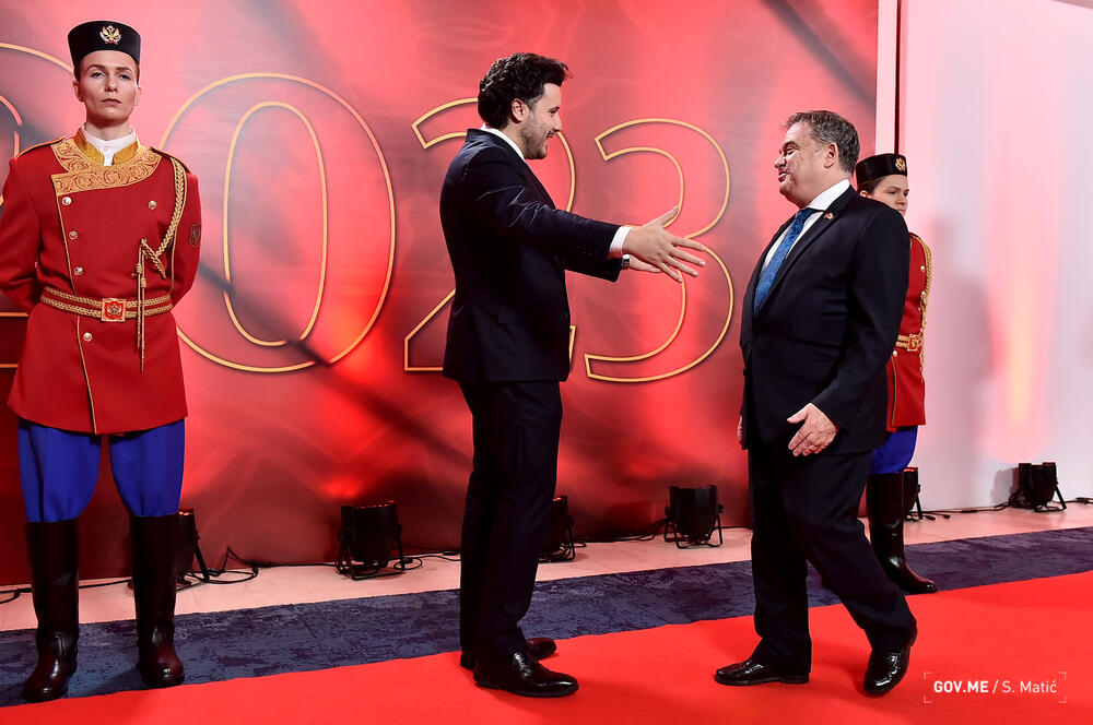 <p>Prisustvovali su predstavnici diplomatskog kora, najviši državni funkcioneri, ministri, predstavnici sudske, zakonodavne i izvršne vlasti, biznis zajednice, NVO sektora, medija, vjerskih organizacija i političkih partija</p>