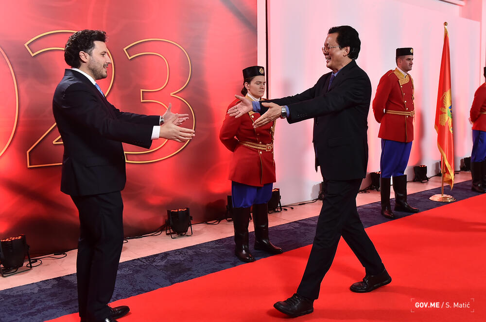 <p>Prisustvovali su predstavnici diplomatskog kora, najviši državni funkcioneri, ministri, predstavnici sudske, zakonodavne i izvršne vlasti, biznis zajednice, NVO sektora, medija, vjerskih organizacija i političkih partija</p>