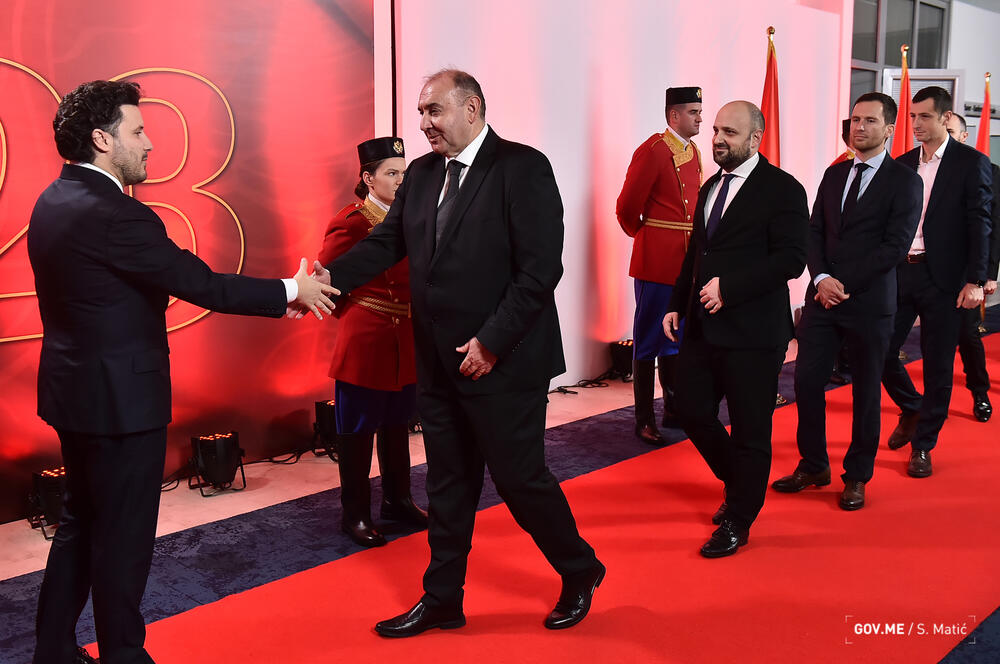 <p>Prisustvovali su predstavnici diplomatskog kora, najviši državni funkcioneri, ministri, predstavnici sudske, zakonodavne i izvršne vlasti, biznis zajednice, NVO sektora, medija, vjerskih organizacija i političkih partija</p>