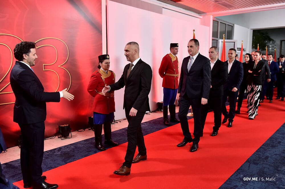 <p>Prisustvovali su predstavnici diplomatskog kora, najviši državni funkcioneri, ministri, predstavnici sudske, zakonodavne i izvršne vlasti, biznis zajednice, NVO sektora, medija, vjerskih organizacija i političkih partija</p>