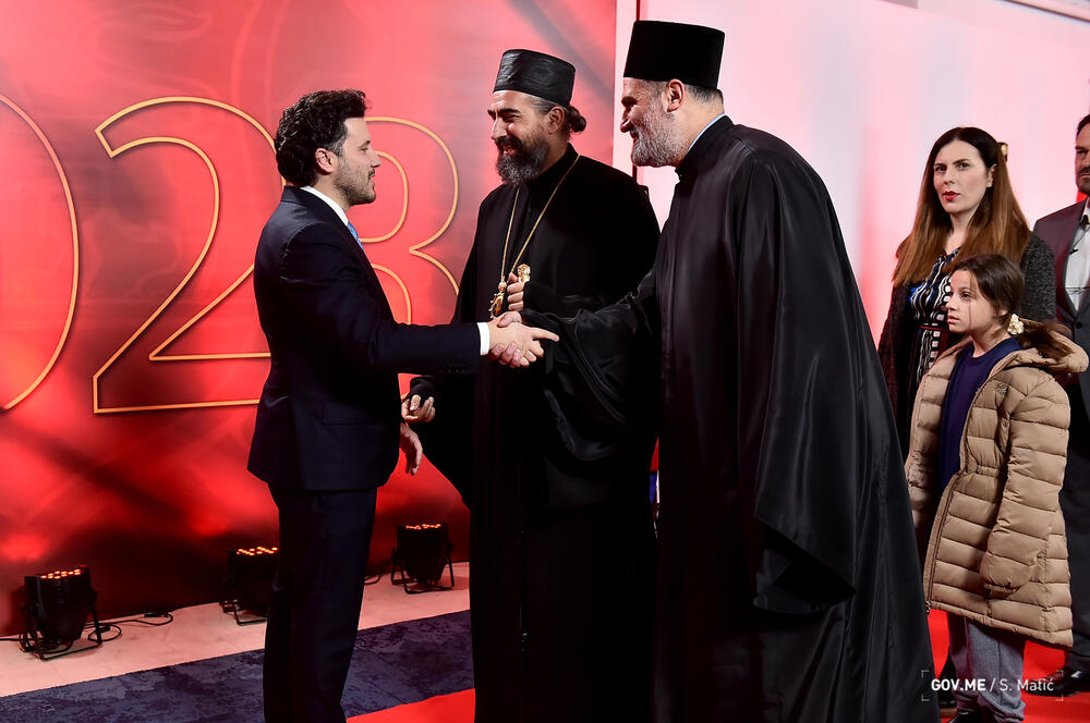 <p>Prisustvovali su predstavnici diplomatskog kora, najviši državni funkcioneri, ministri, predstavnici sudske, zakonodavne i izvršne vlasti, biznis zajednice, NVO sektora, medija, vjerskih organizacija i političkih partija</p>