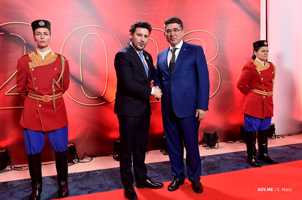 <p>Prisustvovali su predstavnici diplomatskog kora, najviši državni funkcioneri, ministri, predstavnici sudske, zakonodavne i izvršne vlasti, biznis zajednice, NVO sektora, medija, vjerskih organizacija i političkih partija</p>