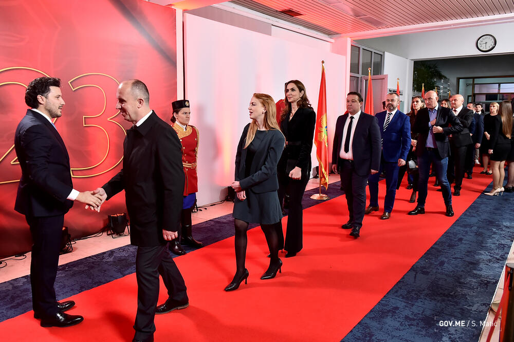 <p>Prisustvovali su predstavnici diplomatskog kora, najviši državni funkcioneri, ministri, predstavnici sudske, zakonodavne i izvršne vlasti, biznis zajednice, NVO sektora, medija, vjerskih organizacija i političkih partija</p>