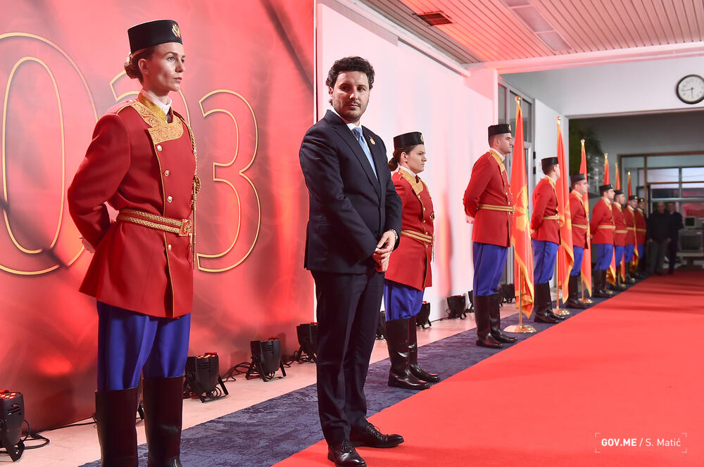 <p>Prisustvovali su predstavnici diplomatskog kora, najviši državni funkcioneri, ministri, predstavnici sudske, zakonodavne i izvršne vlasti, biznis zajednice, NVO sektora, medija, vjerskih organizacija i političkih partija</p>