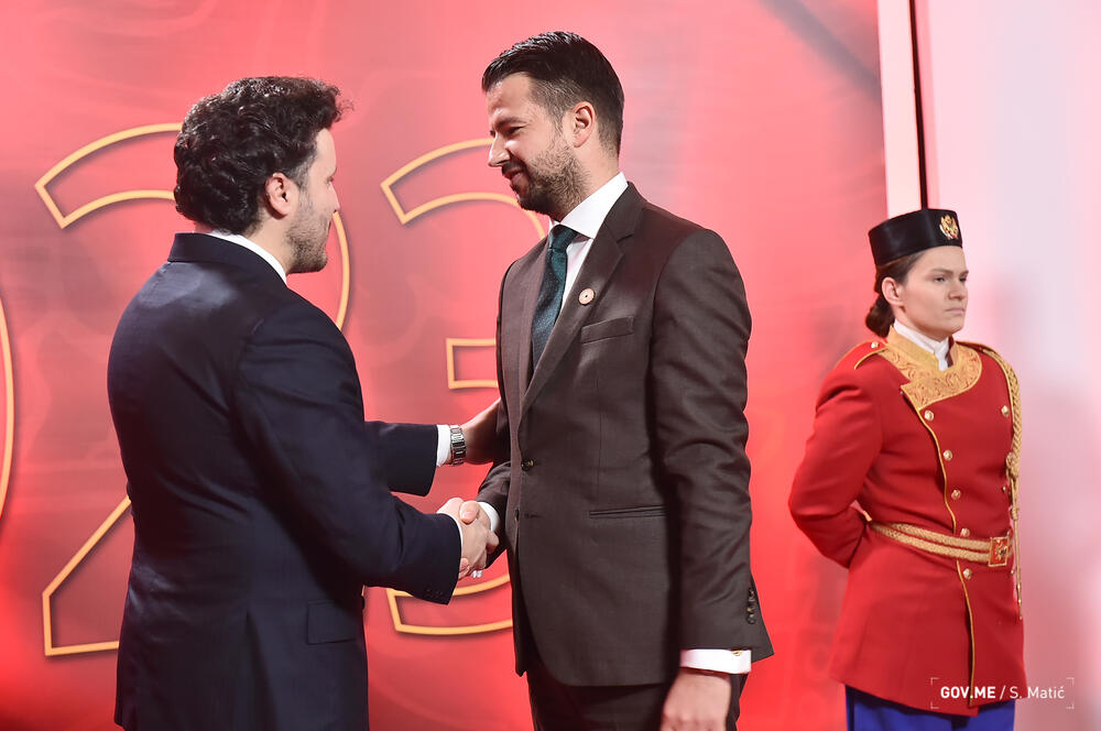 <p>Prisustvovali su predstavnici diplomatskog kora, najviši državni funkcioneri, ministri, predstavnici sudske, zakonodavne i izvršne vlasti, biznis zajednice, NVO sektora, medija, vjerskih organizacija i političkih partija</p>