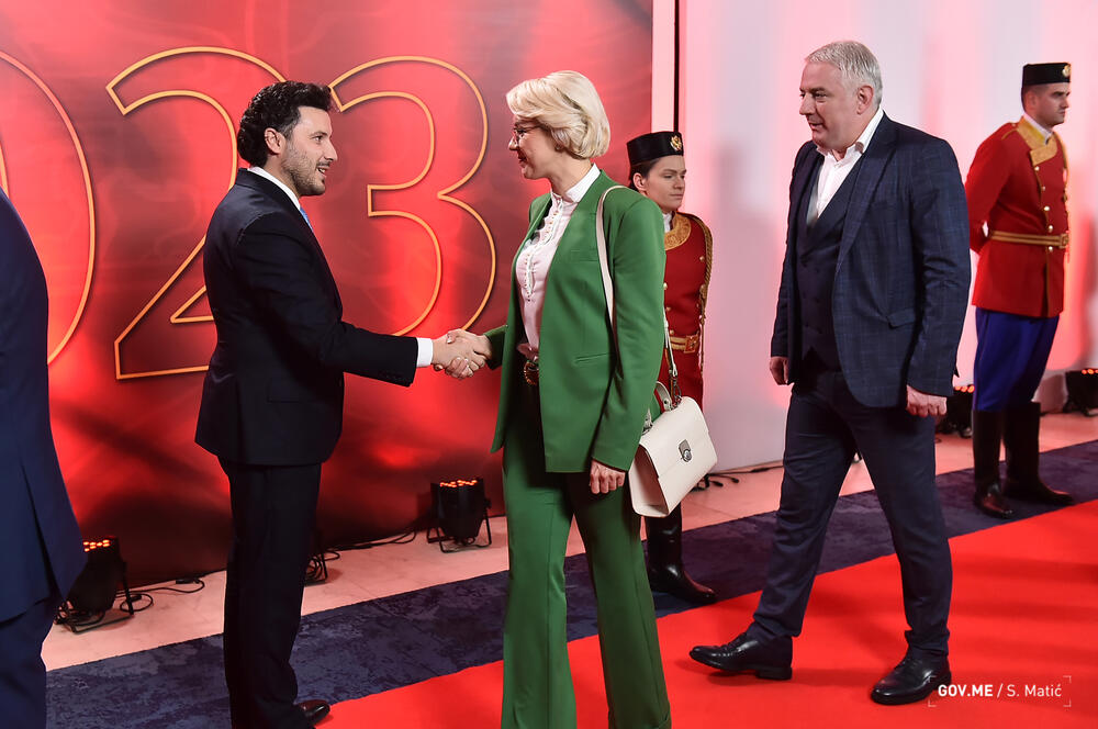 <p>Prisustvovali su predstavnici diplomatskog kora, najviši državni funkcioneri, ministri, predstavnici sudske, zakonodavne i izvršne vlasti, biznis zajednice, NVO sektora, medija, vjerskih organizacija i političkih partija</p>