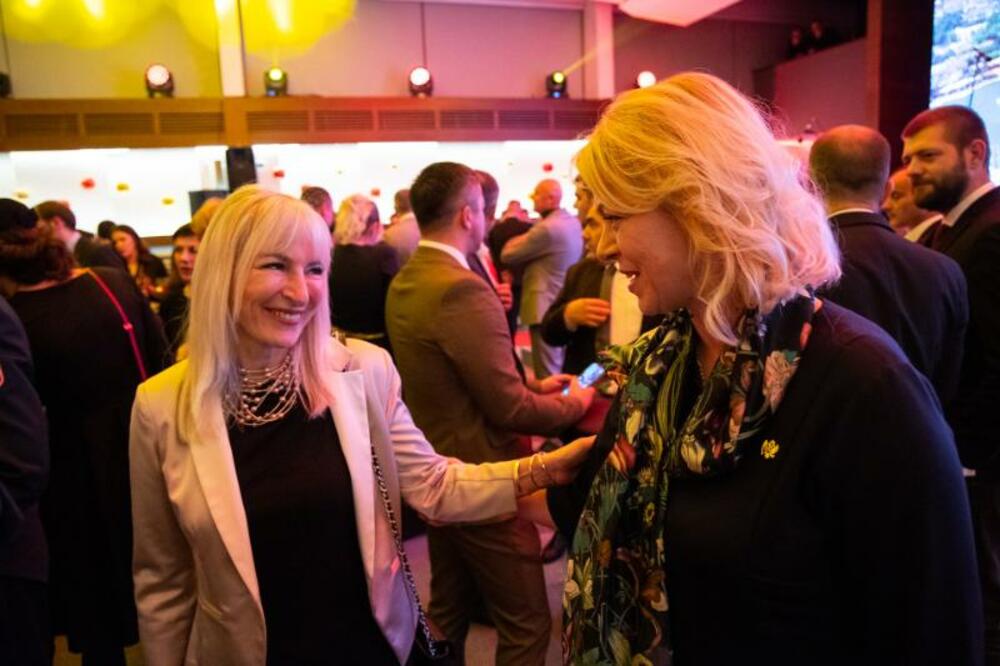 <p>Prisustvovali su predstavnici diplomatskog kora, najviši državni funkcioneri, ministri, predstavnici sudske, zakonodavne i izvršne vlasti, biznis zajednice, NVO sektora, medija, vjerskih organizacija i političkih partija</p>