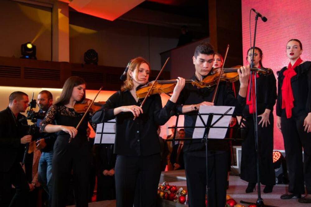 <p>Prisustvovali su predstavnici diplomatskog kora, najviši državni funkcioneri, ministri, predstavnici sudske, zakonodavne i izvršne vlasti, biznis zajednice, NVO sektora, medija, vjerskih organizacija i političkih partija</p>