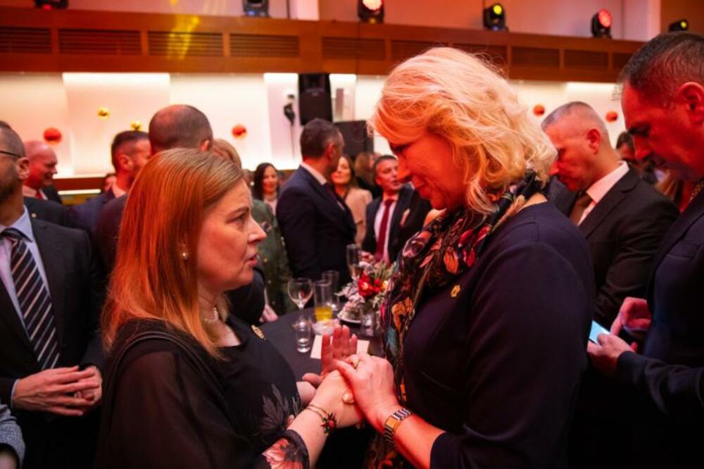 <p>Prisustvovali su predstavnici diplomatskog kora, najviši državni funkcioneri, ministri, predstavnici sudske, zakonodavne i izvršne vlasti, biznis zajednice, NVO sektora, medija, vjerskih organizacija i političkih partija</p>