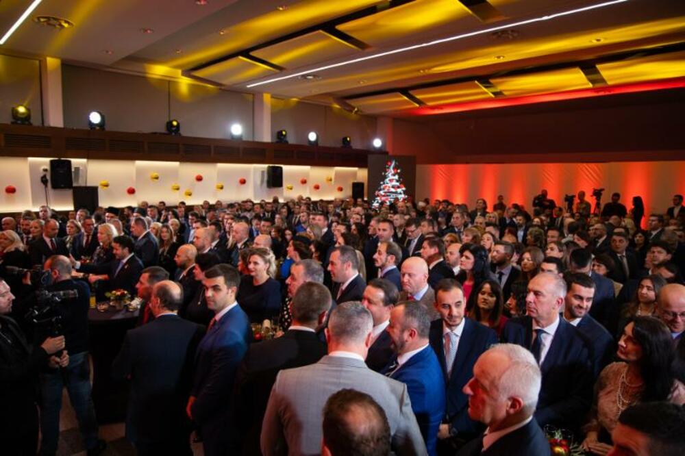 <p>Prisustvovali su predstavnici diplomatskog kora, najviši državni funkcioneri, ministri, predstavnici sudske, zakonodavne i izvršne vlasti, biznis zajednice, NVO sektora, medija, vjerskih organizacija i političkih partija</p>