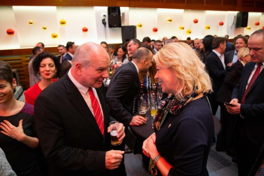 <p>Prisustvovali su predstavnici diplomatskog kora, najviši državni funkcioneri, ministri, predstavnici sudske, zakonodavne i izvršne vlasti, biznis zajednice, NVO sektora, medija, vjerskih organizacija i političkih partija</p>