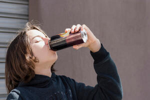 Djeca sve češće piju ovo piće: Sručnjaci traže zabranu reklama