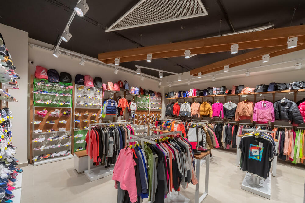 <p>Povodom jubileja urađen je rebranding svih butika Cakan sporta, u kojima je primijenjen koncept novog enterijera i namještaja</p>