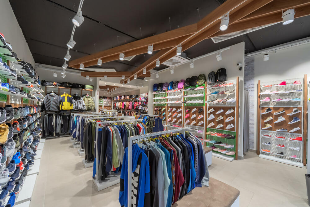 <p>Povodom jubileja urađen je rebranding svih butika Cakan sporta, u kojima je primijenjen koncept novog enterijera i namještaja</p>