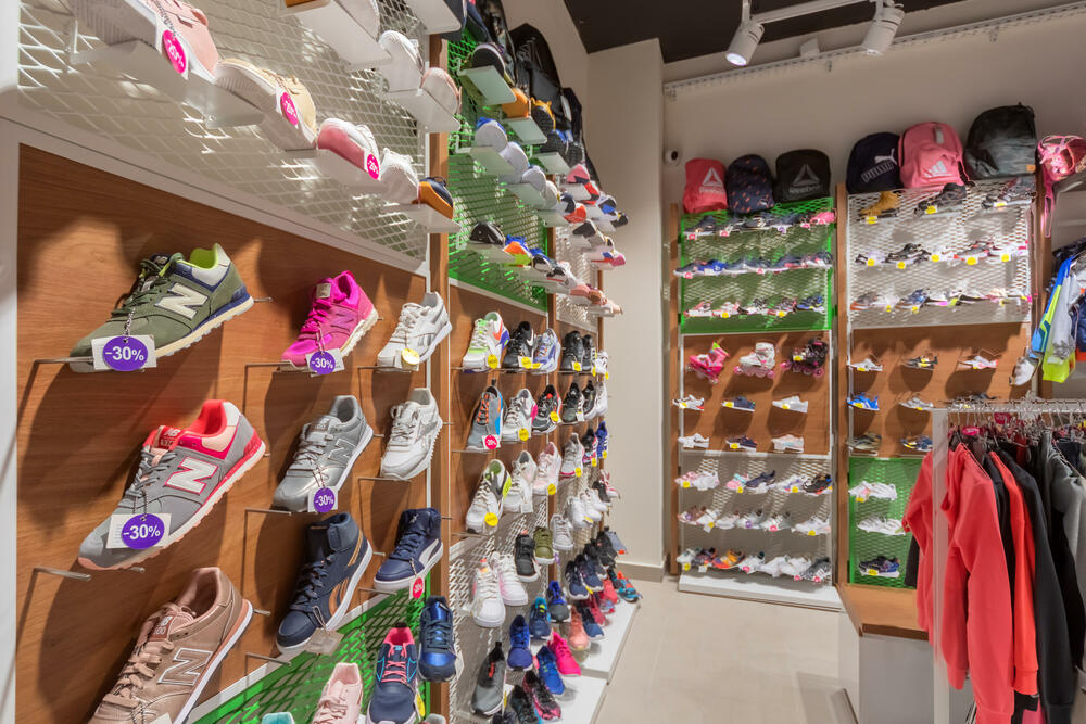 <p>Povodom jubileja urađen je rebranding svih butika Cakan sporta, u kojima je primijenjen koncept novog enterijera i namještaja</p>