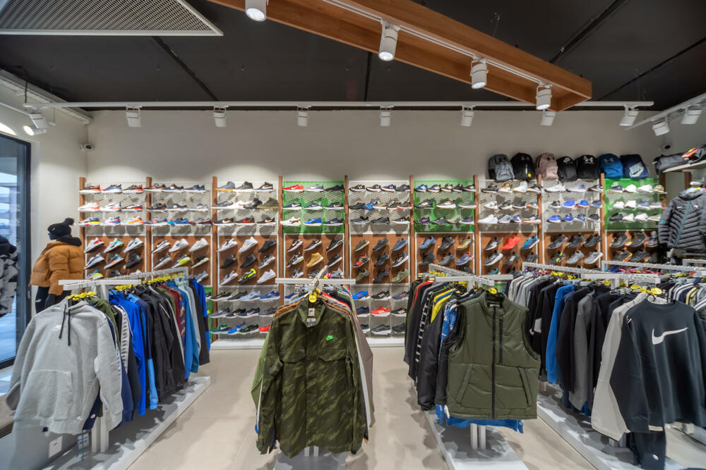 <p>Povodom jubileja urađen je rebranding svih butika Cakan sporta, u kojima je primijenjen koncept novog enterijera i namještaja</p>