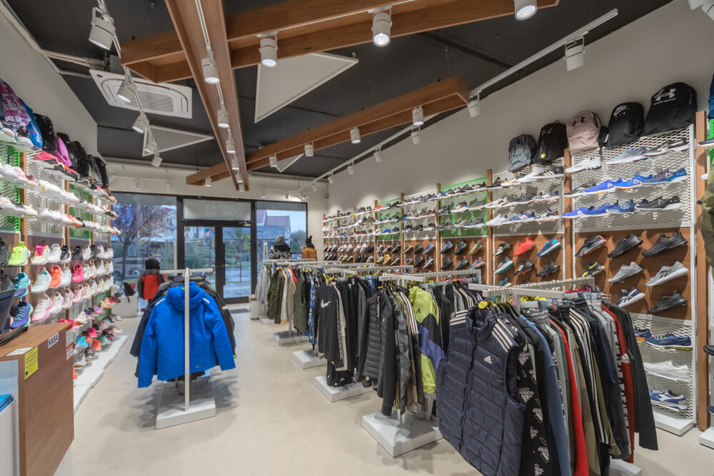 <p>Povodom jubileja urađen je rebranding svih butika Cakan sporta, u kojima je primijenjen koncept novog enterijera i namještaja</p>