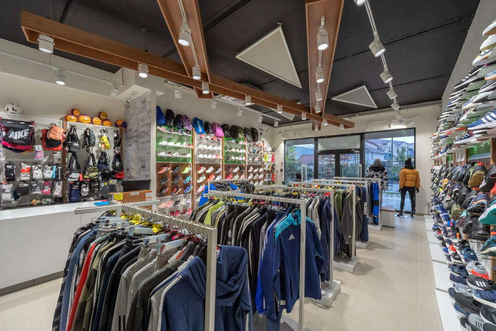 <p>Povodom jubileja urađen je rebranding svih butika Cakan sporta, u kojima je primijenjen koncept novog enterijera i namještaja</p>