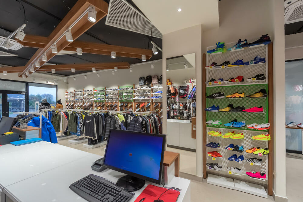 <p>Povodom jubileja urađen je rebranding svih butika Cakan sporta, u kojima je primijenjen koncept novog enterijera i namještaja</p>