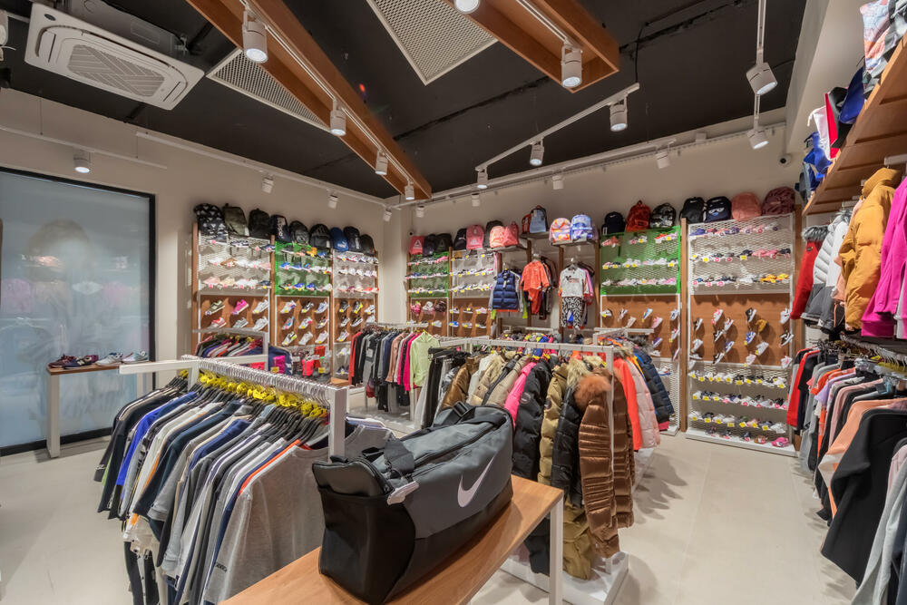 <p>Povodom jubileja urađen je rebranding svih butika Cakan sporta, u kojima je primijenjen koncept novog enterijera i namještaja</p>