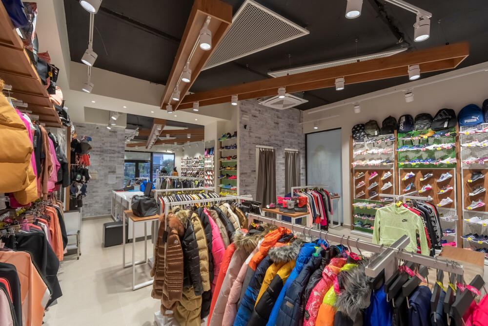 <p>Povodom jubileja urađen je rebranding svih butika Cakan sporta, u kojima je primijenjen koncept novog enterijera i namještaja</p>