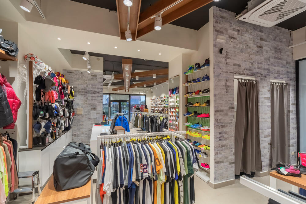 <p>Povodom jubileja urađen je rebranding svih butika Cakan sporta, u kojima je primijenjen koncept novog enterijera i namještaja</p>