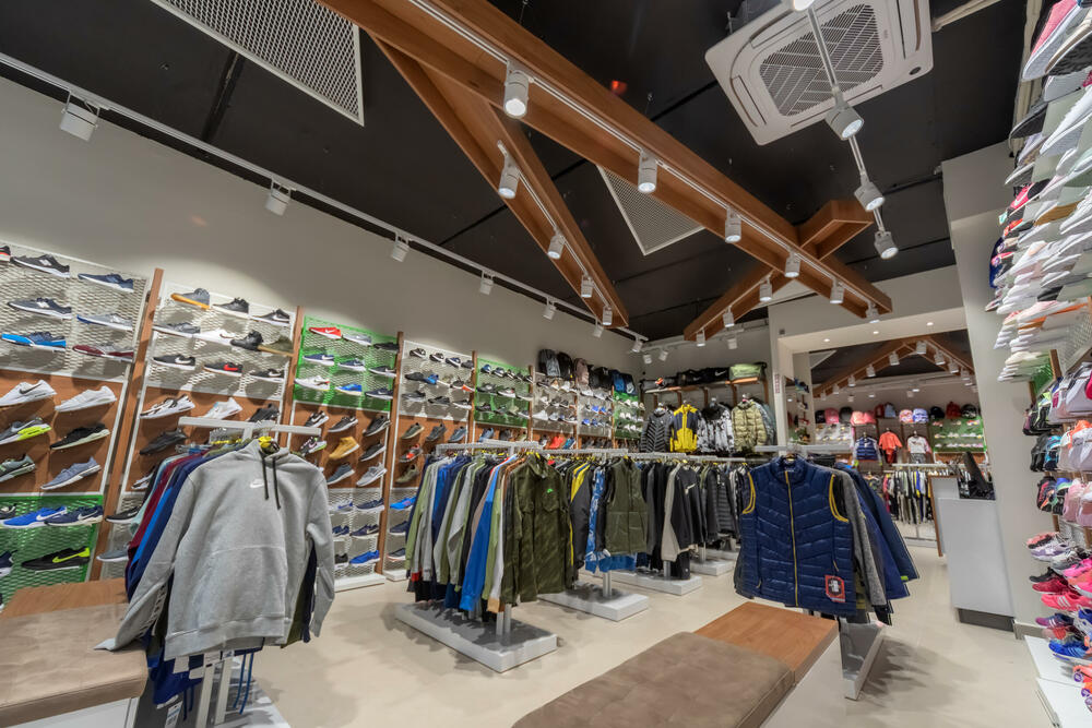 <p>Povodom jubileja urađen je rebranding svih butika Cakan sporta, u kojima je primijenjen koncept novog enterijera i namještaja</p>