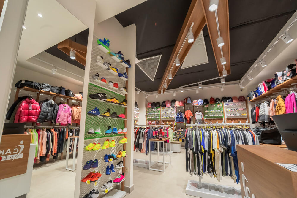 <p>Povodom jubileja urađen je rebranding svih butika Cakan sporta, u kojima je primijenjen koncept novog enterijera i namještaja</p>