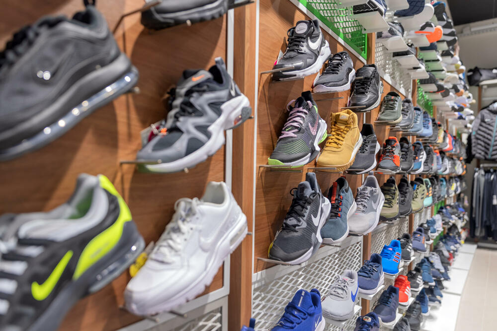 <p>Povodom jubileja urađen je rebranding svih butika Cakan sporta, u kojima je primijenjen koncept novog enterijera i namještaja</p>