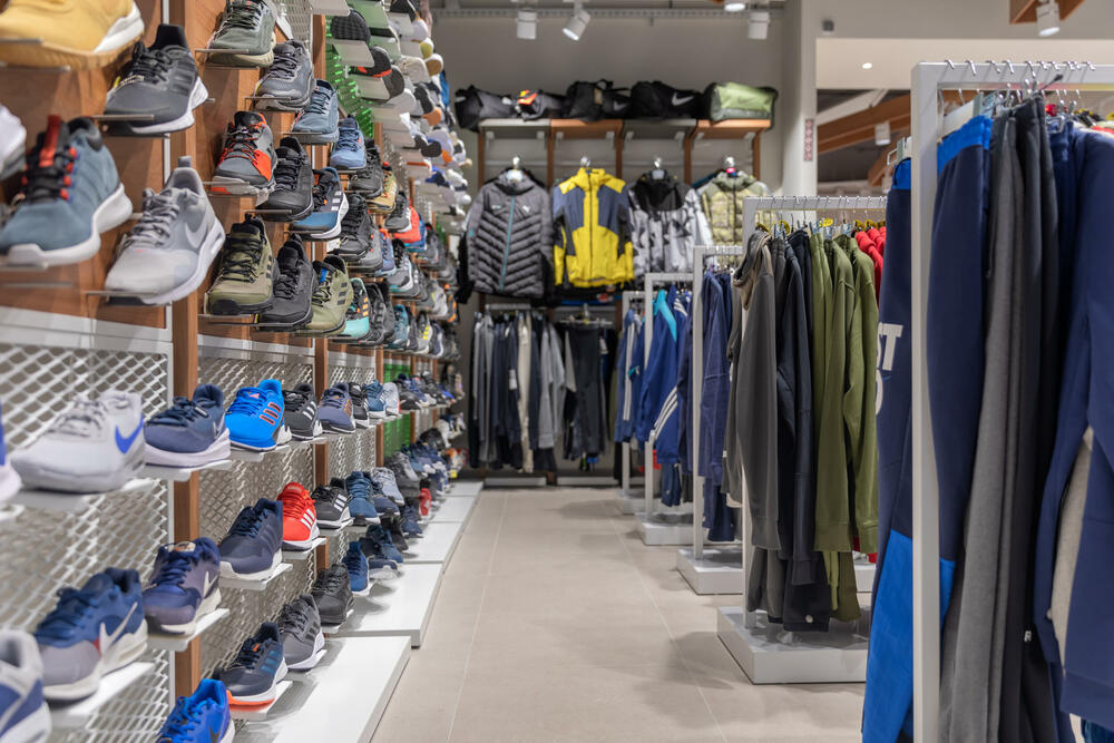 <p>Povodom jubileja urađen je rebranding svih butika Cakan sporta, u kojima je primijenjen koncept novog enterijera i namještaja</p>