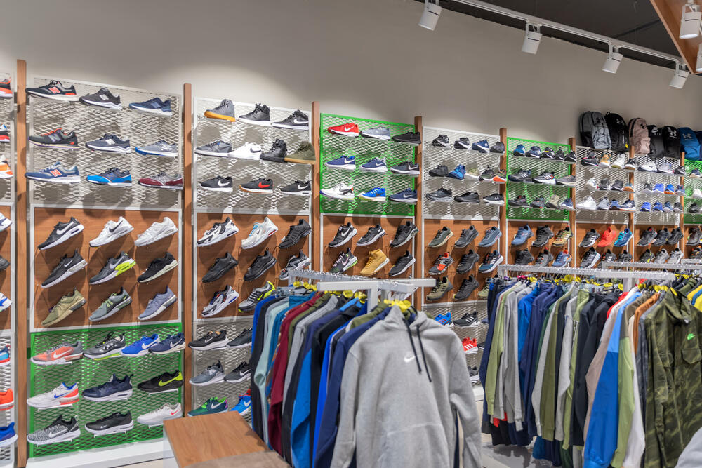 <p>Povodom jubileja urađen je rebranding svih butika Cakan sporta, u kojima je primijenjen koncept novog enterijera i namještaja</p>