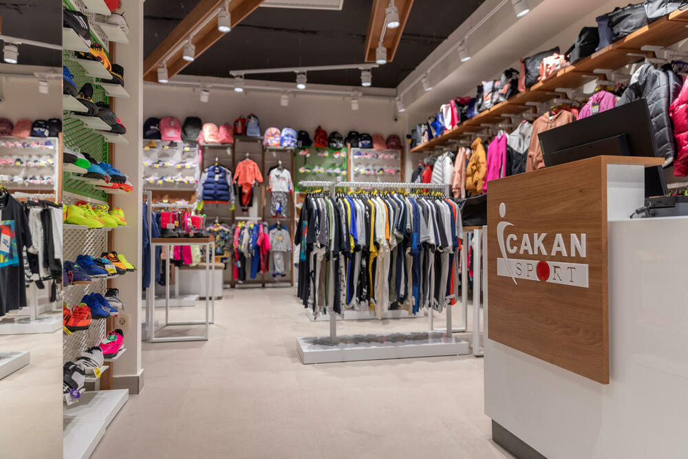 <p>Povodom jubileja urađen je rebranding svih butika Cakan sporta, u kojima je primijenjen koncept novog enterijera i namještaja</p>
