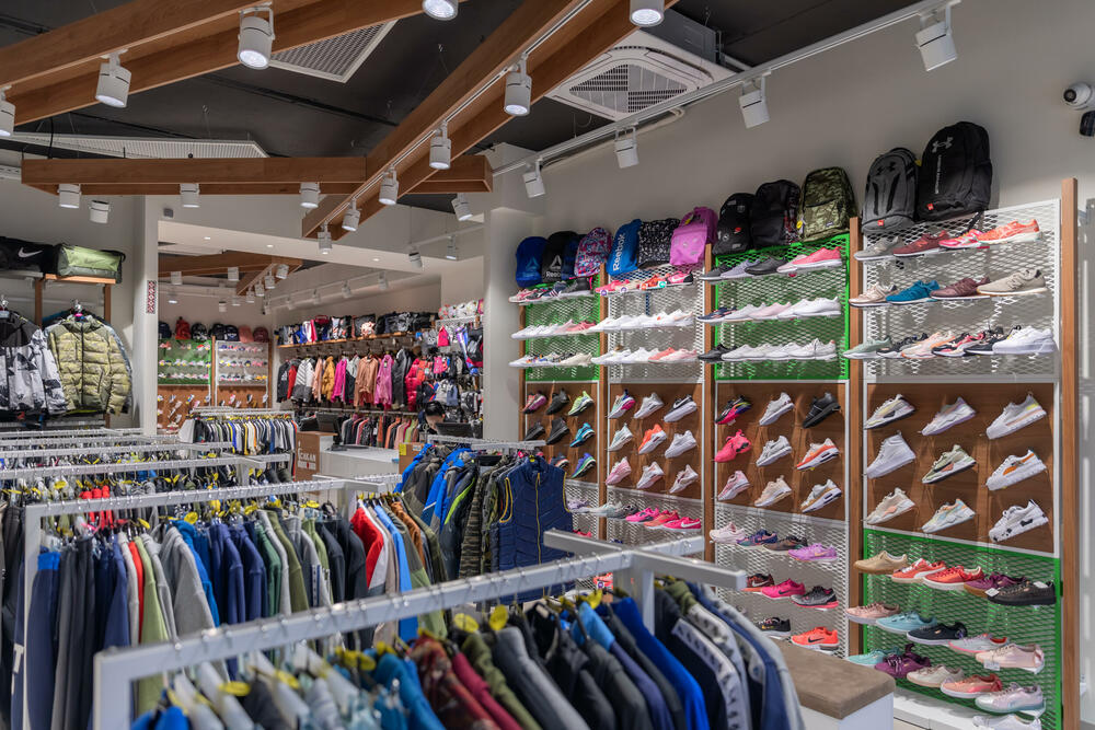 <p>Povodom jubileja urađen je rebranding svih butika Cakan sporta, u kojima je primijenjen koncept novog enterijera i namještaja</p>