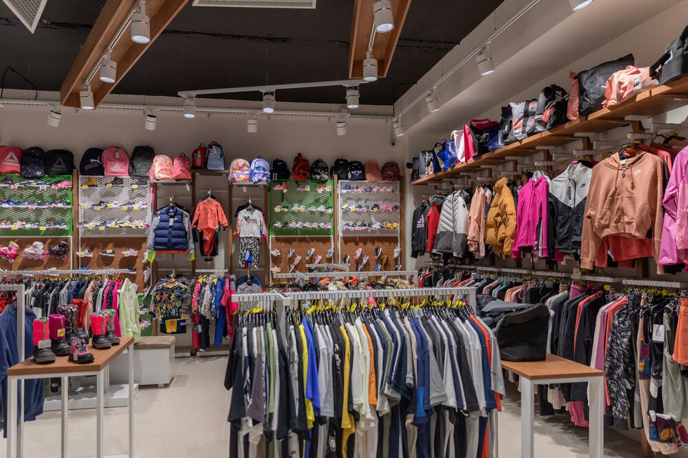 <p>Povodom jubileja urađen je rebranding svih butika Cakan sporta, u kojima je primijenjen koncept novog enterijera i namještaja</p>