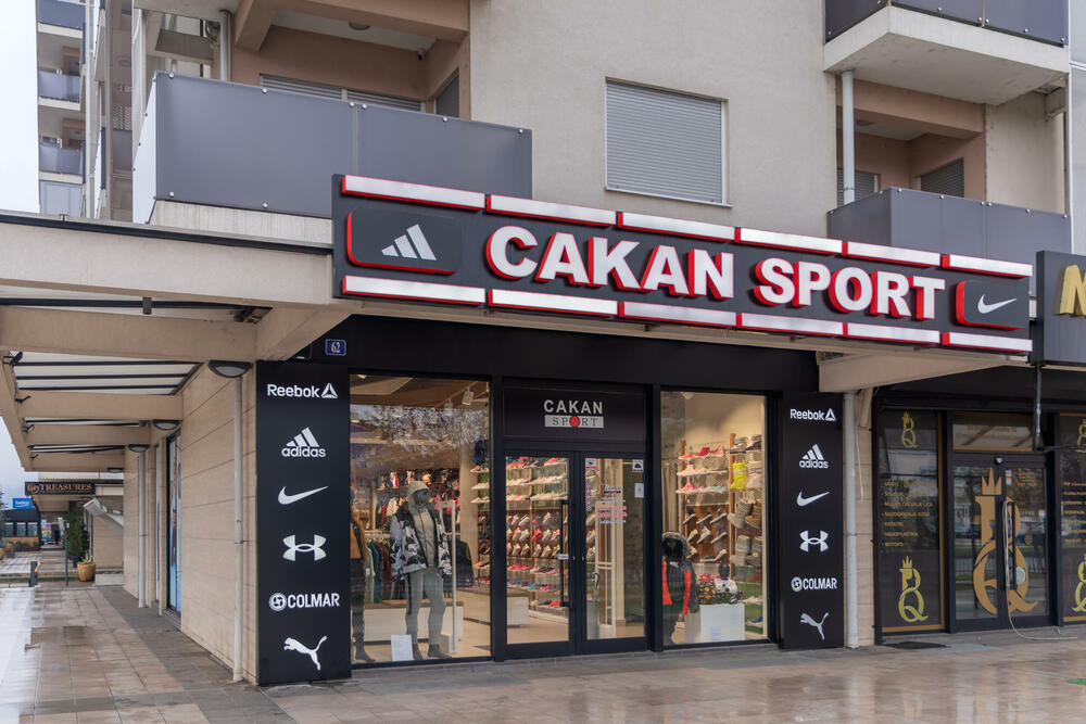<p>Povodom jubileja urađen je rebranding svih butika Cakan sporta, u kojima je primijenjen koncept novog enterijera i namještaja</p>