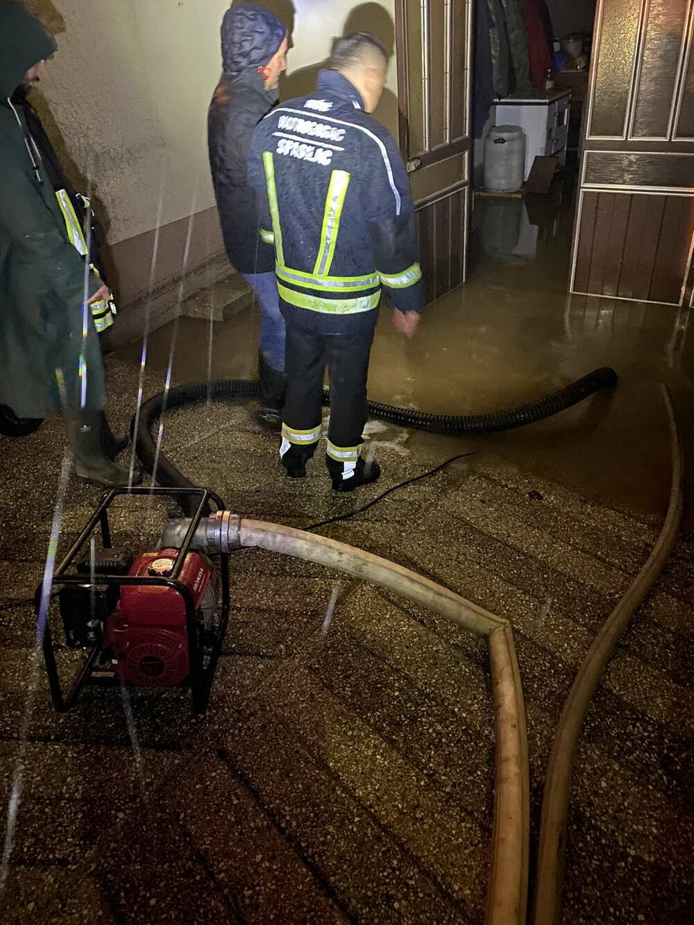 <p>"Radilo se uglavnom o crpljenju vode iz podrumskih i garažnih prostora naših sugrađana. Jutros je situacija povoljnija"</p>