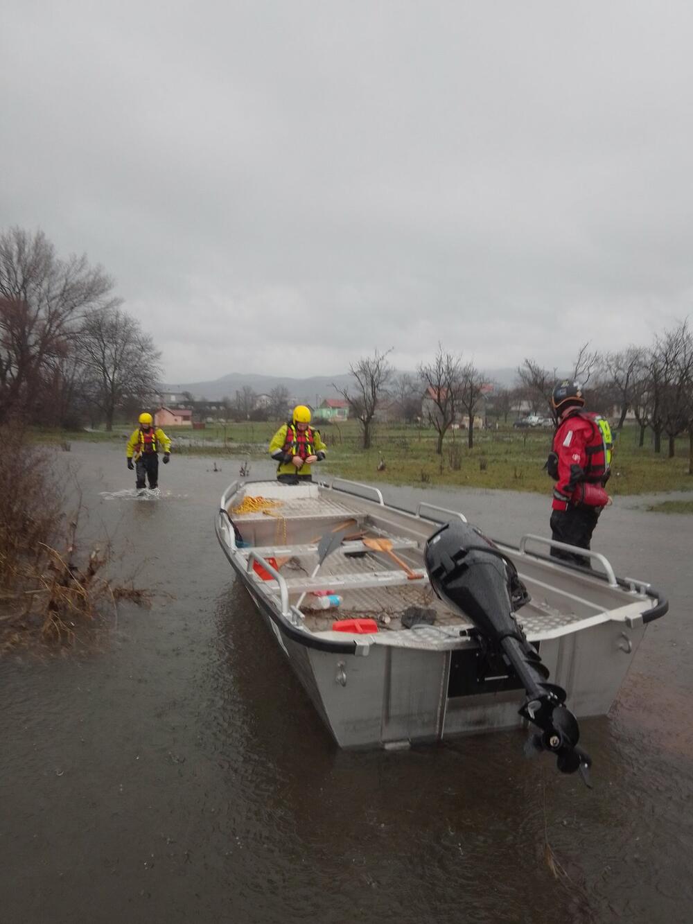 <p>"Radilo se uglavnom o crpljenju vode iz podrumskih i garažnih prostora naših sugrađana. Jutros je situacija povoljnija"</p>