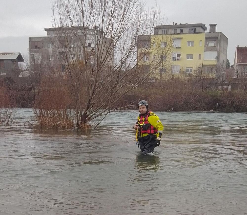 <p>"Radilo se uglavnom o crpljenju vode iz podrumskih i garažnih prostora naših sugrađana. Jutros je situacija povoljnija"</p>