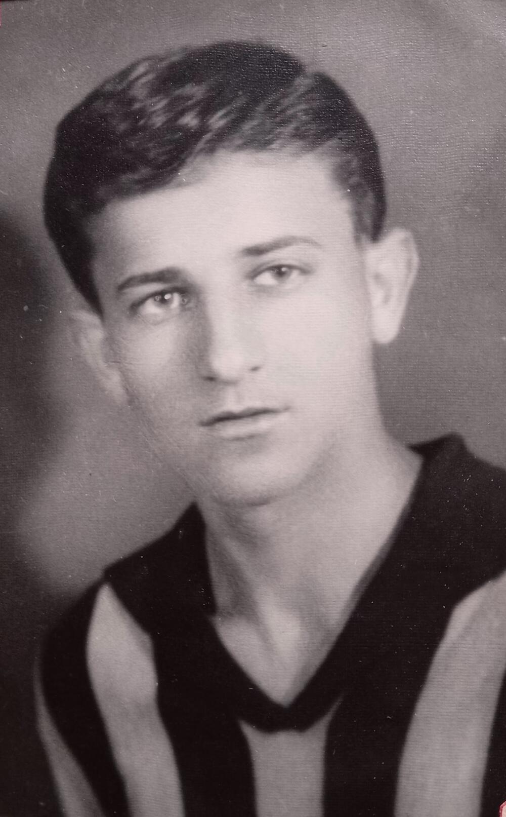 Autor teksta, kao šesnaestogodišnjak, u dresu Fudbalskog kluba “Lovćen”