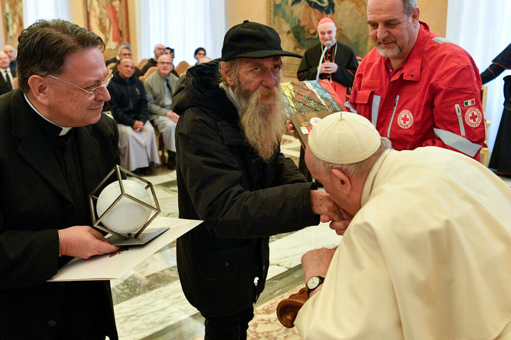 Papa Franjo je poljubio ruku beskućnika koji dio milostinje dijeli sa ostalima, Foto: Reuters