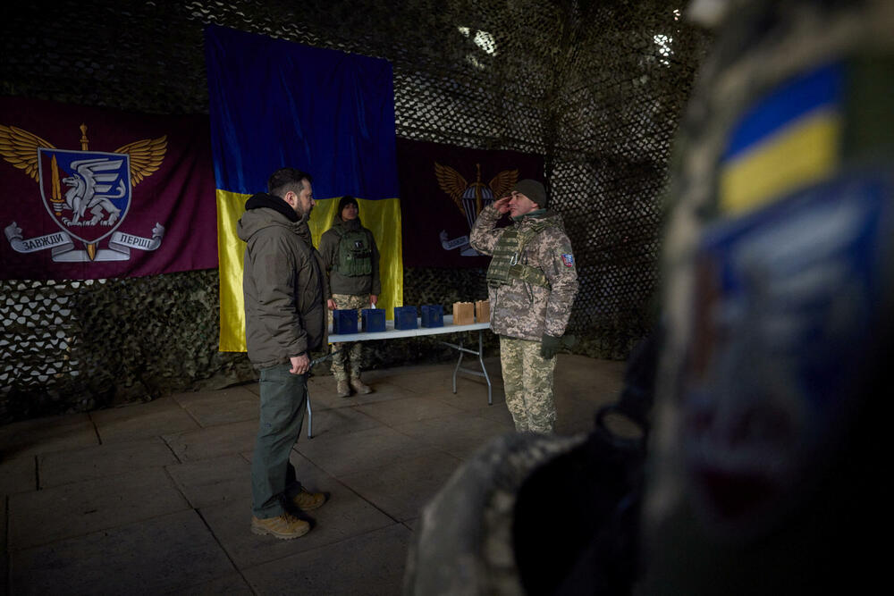 Zelenski prilikom posjete vojnicima u Donbasu