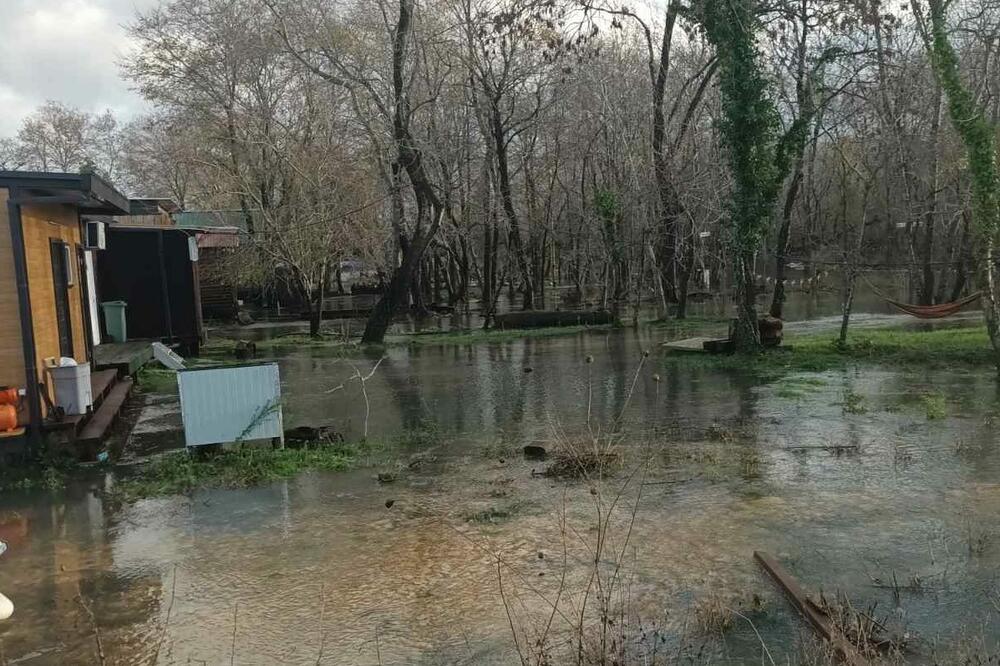 Voda prodrla u kuće, Foto: Čitalac Vijesti