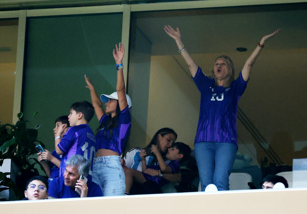 <p>Argentinci imaju ogromnu podršku, preko 50.000 ih je na stadionu, svi imaju isti san - titulu koju čekaju od 1986.</p>