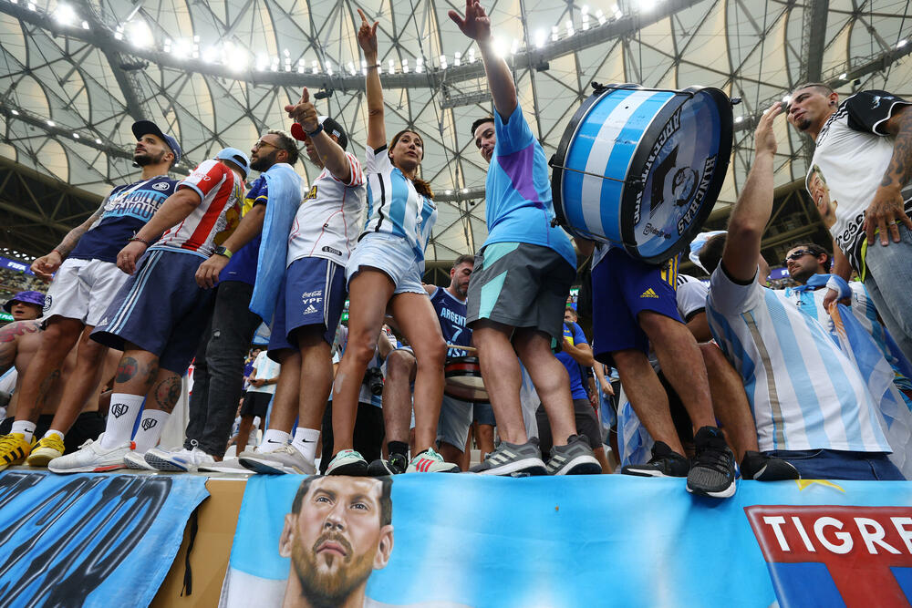 <p>Argentinci imaju ogromnu podršku, preko 50.000 ih je na stadionu, svi imaju isti san - titulu koju čekaju od 1986.</p>