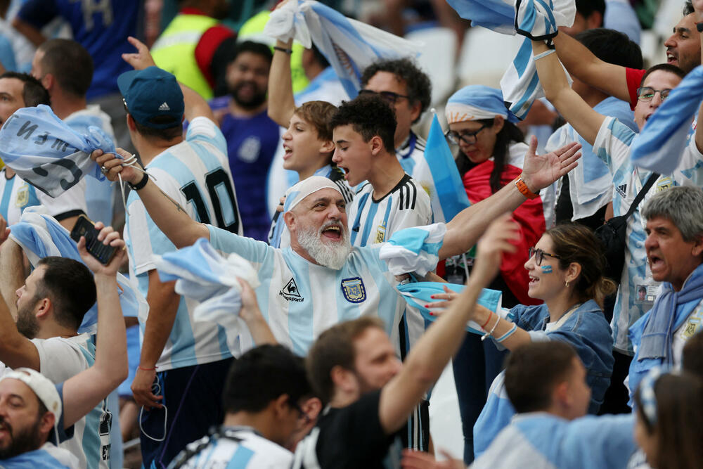 <p>Argentinci imaju ogromnu podršku, preko 50.000 ih je na stadionu, svi imaju isti san - titulu koju čekaju od 1986.</p>
