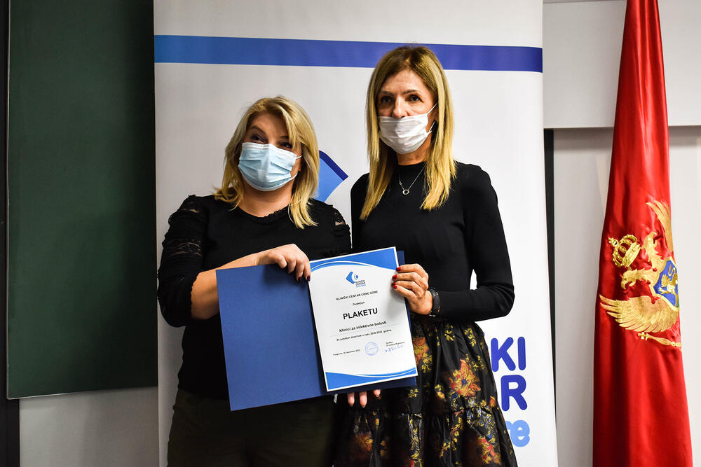 <p>Uručene su i posebne plakete za doprinos u efikasnom radu Kliničkog centra Crne Gore od 2020. godine do danas. Plakete su dobile - Interna klinka, Infektivna klinika i Urgentni centar.</p>