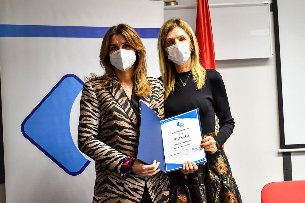 <p>Uručene su i posebne plakete za doprinos u efikasnom radu Kliničkog centra Crne Gore od 2020. godine do danas. Plakete su dobile - Interna klinka, Infektivna klinika i Urgentni centar.</p>